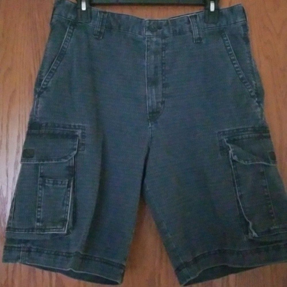 IZOD Mens size 32 blue cargo shorts